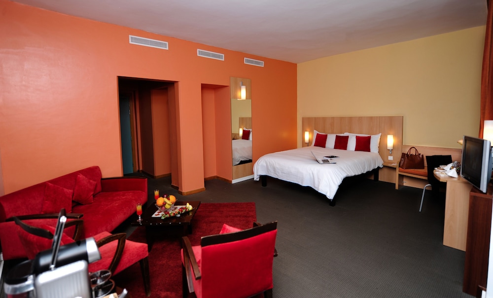 Suite junior con cama doble, vistas a la montaña del hotel Ibis Marrakech Palmeraie. Foto 2