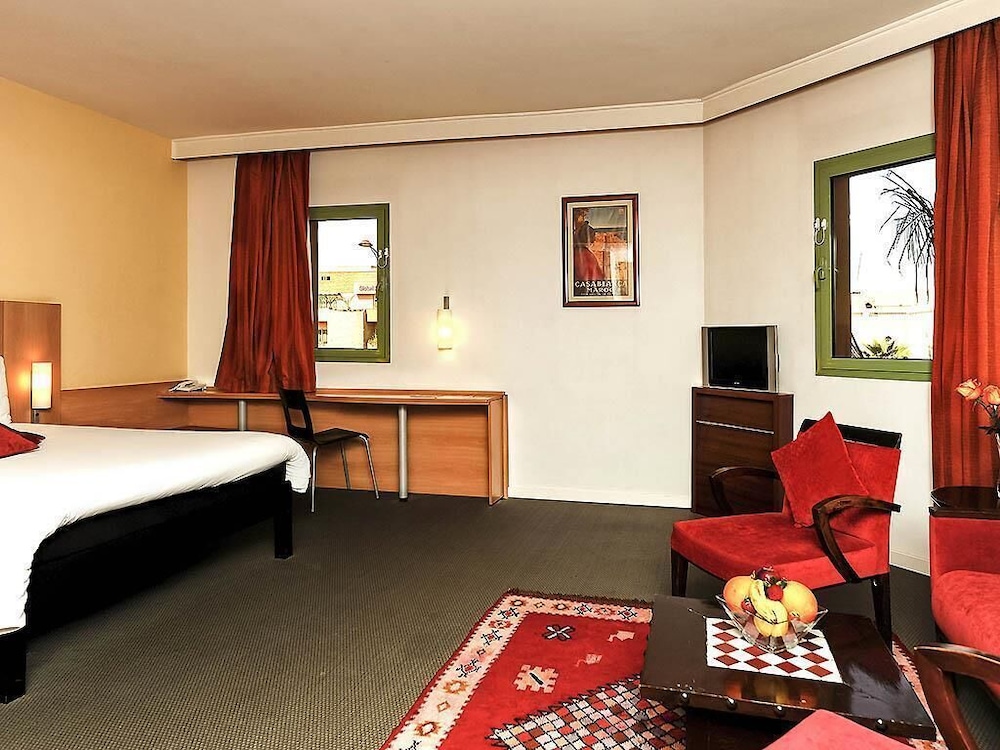 Suite junior con cama doble, vistas a la montaña del hotel Ibis Marrakech Palmeraie. Foto 6