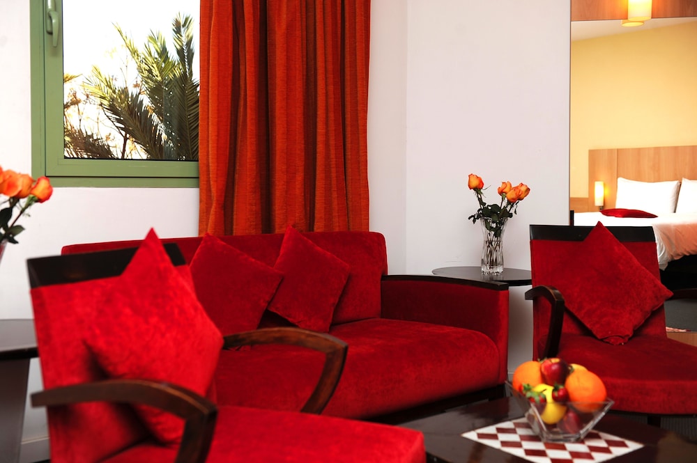 Suite junior con cama doble, vistas a la montaña del hotel Ibis Marrakech Palmeraie. Foto 12