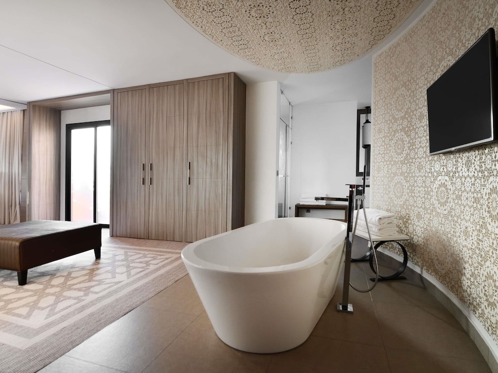 Ático, 2 habitaciones del hotel Mövenpick Mansour Eddahbi Marrakech. Foto 2