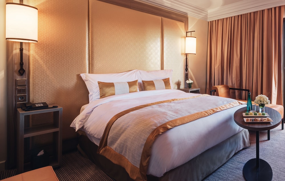 Superior Room, 1 King Bed, Terrace and pool view del hotel Mövenpick Mansour Eddahbi Marrakech. Foto 1