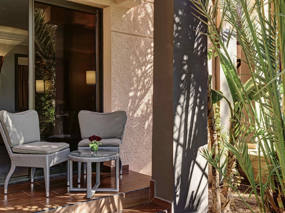 Superior Room, 1 King Bed, Terrace and pool view del hotel Mövenpick Mansour Eddahbi Marrakech. Foto 4