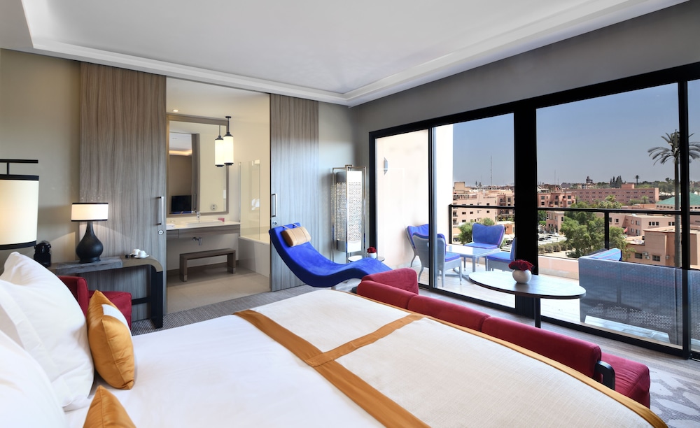 Habitación Deluxe, 1 cama de matrimonio grande, vistas al jardín del hotel Mövenpick Mansour Eddahbi Marrakech. Foto 3