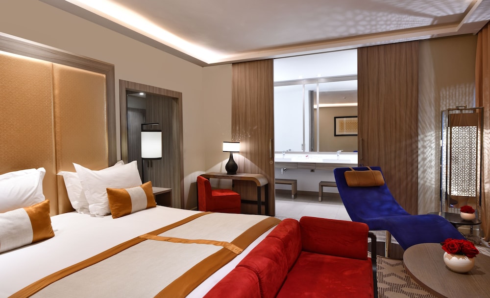 Habitación Deluxe, 1 cama de matrimonio grande, vistas al jardín del hotel Mövenpick Mansour Eddahbi Marrakech. Foto 4