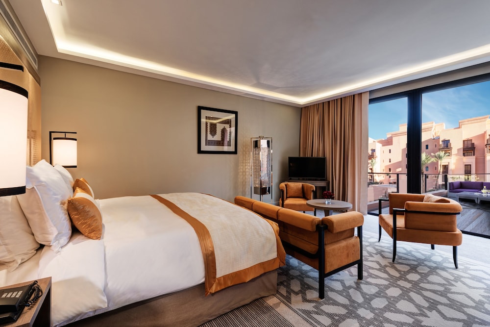Habitación superior, 1 cama de matrimonio grande del hotel Mövenpick Mansour Eddahbi Marrakech. Foto 1