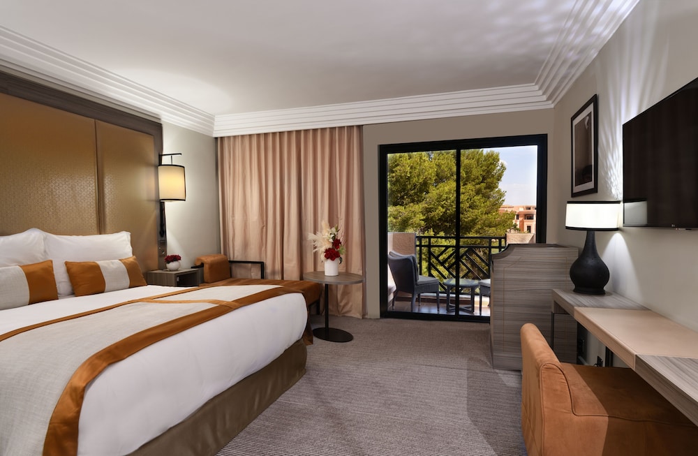 Habitación superior, 1 cama de matrimonio grande del hotel Mövenpick Mansour Eddahbi Marrakech. Foto 3