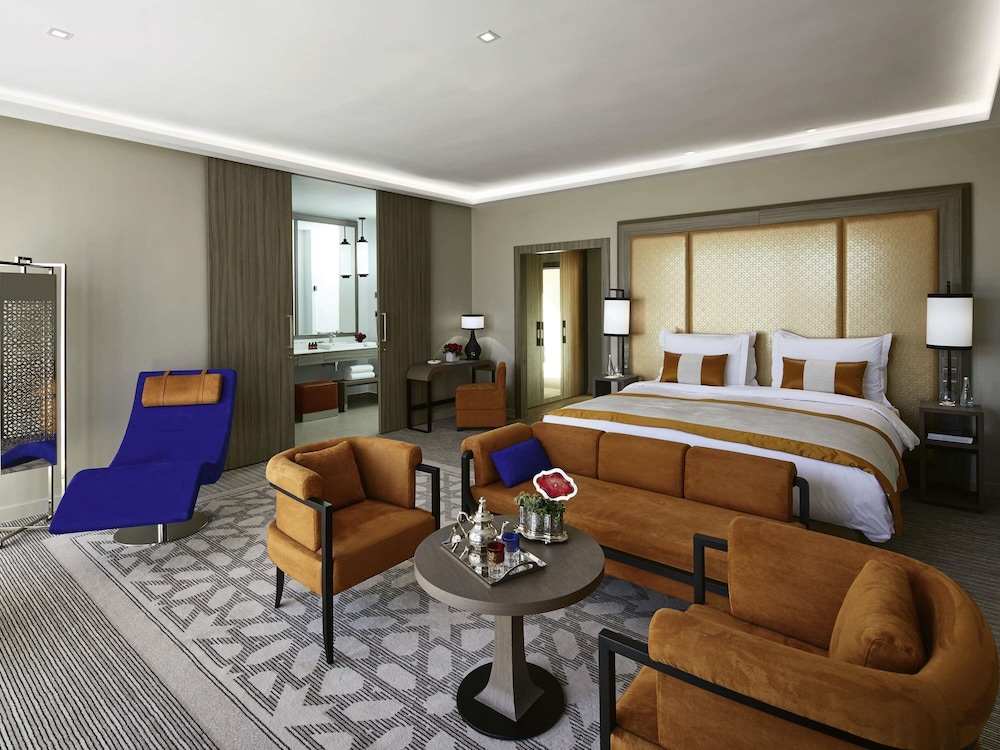 Habitación Deluxe, 1 cama de matrimonio grande del hotel Mövenpick Mansour Eddahbi Marrakech. Foto 7