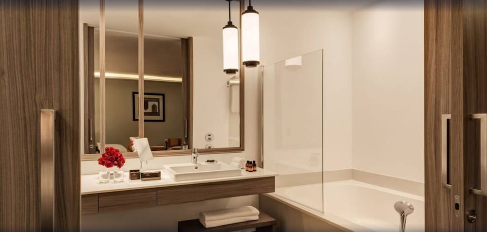 Habitación Deluxe, 1 cama de matrimonio grande del hotel Mövenpick Mansour Eddahbi Marrakech. Foto 13
