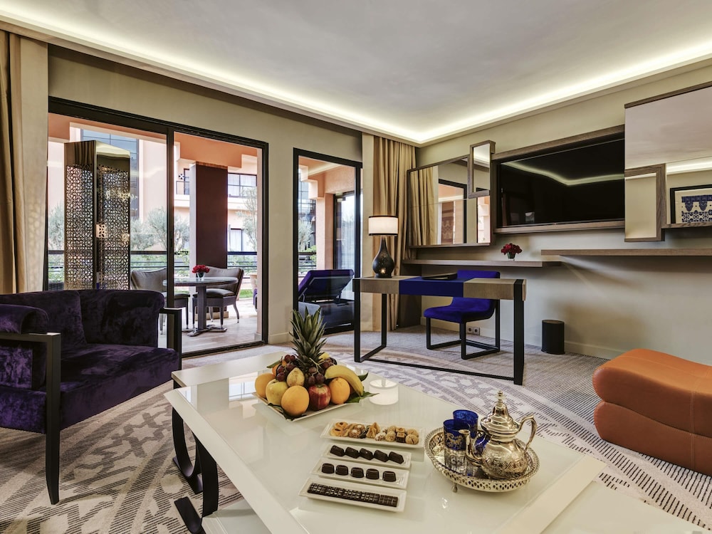 Suite, 1 cama de matrimonio grande con sofá cama del hotel Mövenpick Mansour Eddahbi Marrakech