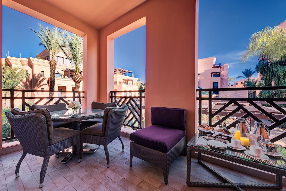 Suite junior del hotel Mövenpick Mansour Eddahbi Marrakech. Foto 5