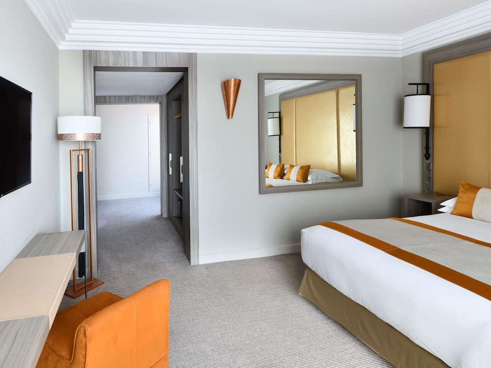Habitación superior, 1 cama de matrimonio grande del hotel Mövenpick Mansour Eddahbi Marrakech. Foto 9
