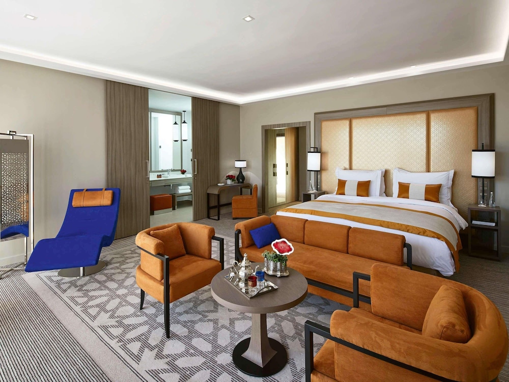 Habitación Deluxe, 1 cama de matrimonio grande del hotel Mövenpick Mansour Eddahbi Marrakech. Foto 11