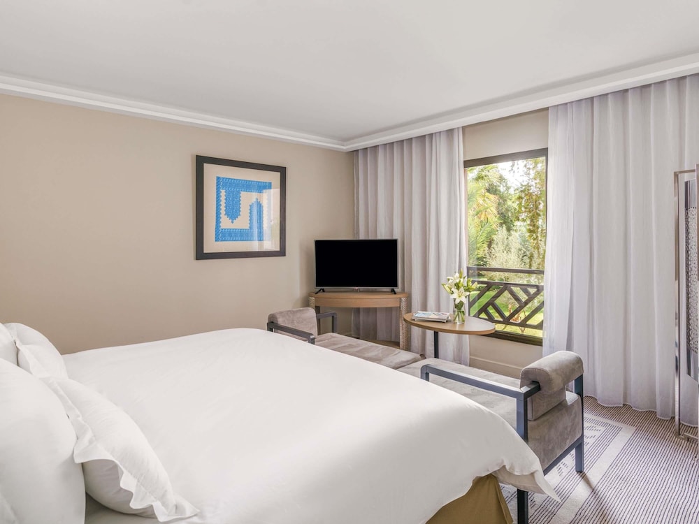 Habitación Deluxe, 1 cama de matrimonio grande, vistas al jardín del hotel Mövenpick Mansour Eddahbi Marrakech. Foto 11
