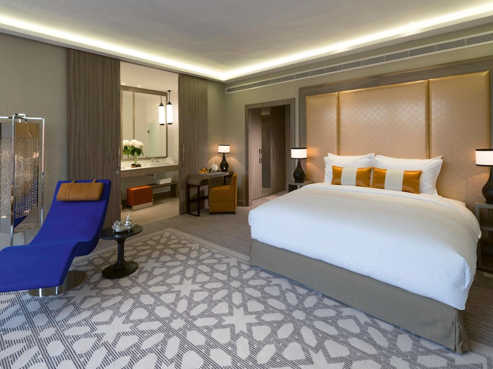 Habitación Deluxe, 1 cama de matrimonio grande, vistas al jardín del hotel Mövenpick Mansour Eddahbi Marrakech. Foto 14