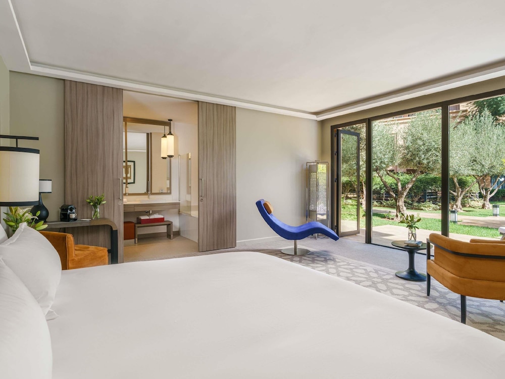Habitación Deluxe, 1 cama de matrimonio grande, vistas al jardín del hotel Mövenpick Mansour Eddahbi Marrakech. Foto 16