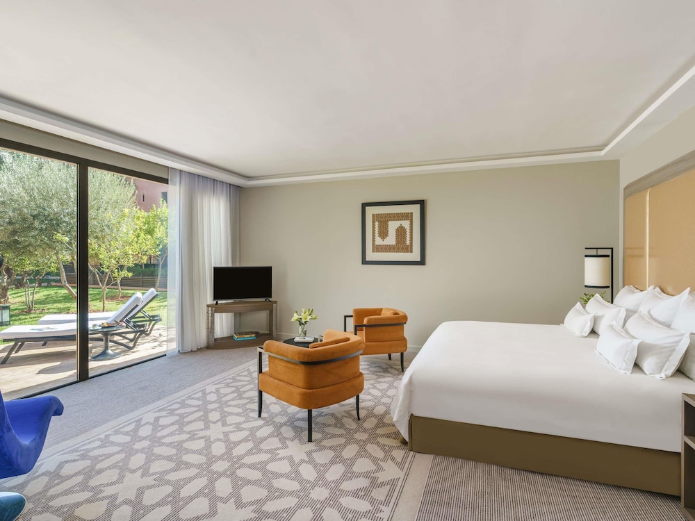 Habitación Deluxe, 1 cama de matrimonio grande, vistas al jardín del hotel Mövenpick Mansour Eddahbi Marrakech. Foto 17