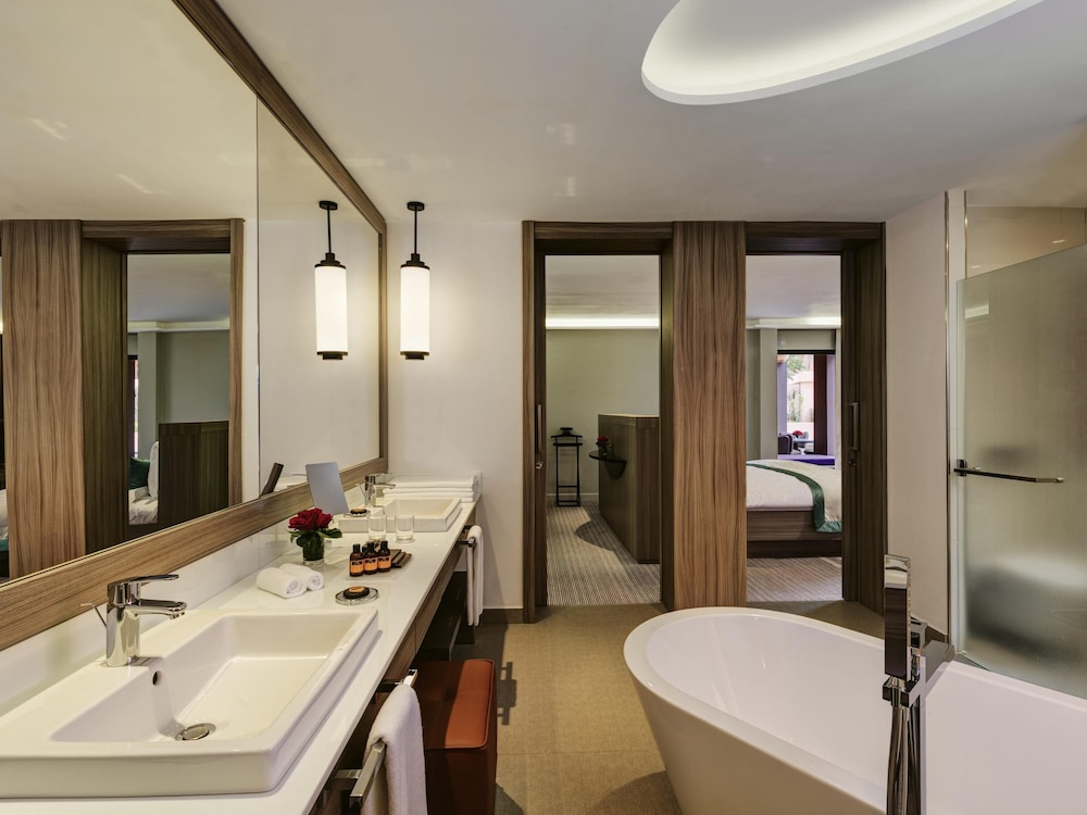Suite Junior del hotel Mövenpick Mansour Eddahbi Marrakech. Foto 5