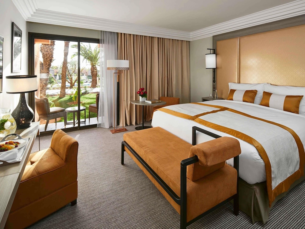 Suite Junior del hotel Mövenpick Mansour Eddahbi Marrakech. Foto 6