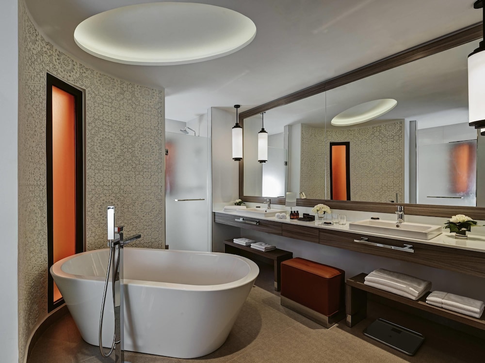 Suite sénior, 1 cama de matrimonio grande del hotel Mövenpick Mansour Eddahbi Marrakech. Foto 5
