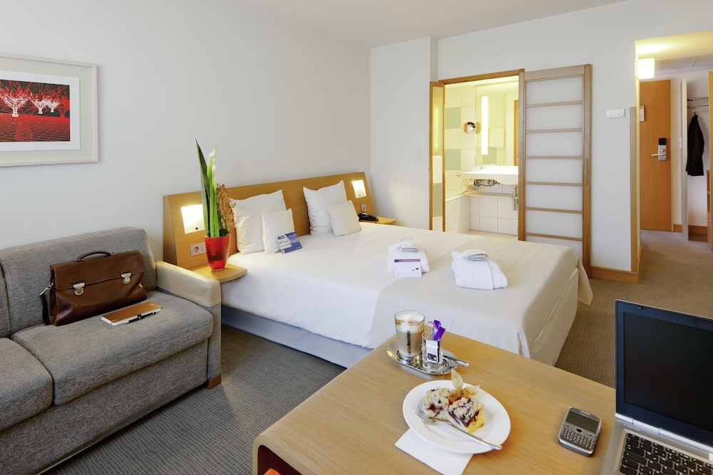 Habitación ejecutiva con cama queen size del hotel Novotel Reading Centre. Foto 1