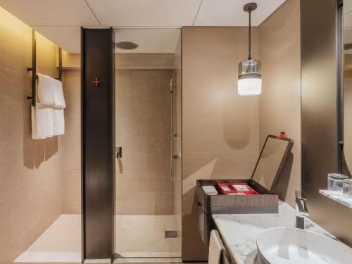 Alojamiento Executive con cama extragrande, acceso al salón L65, balcón y vistas a la ciudad - Planta superior del hotel Swissotel The Stamford, Singapore. Foto 5