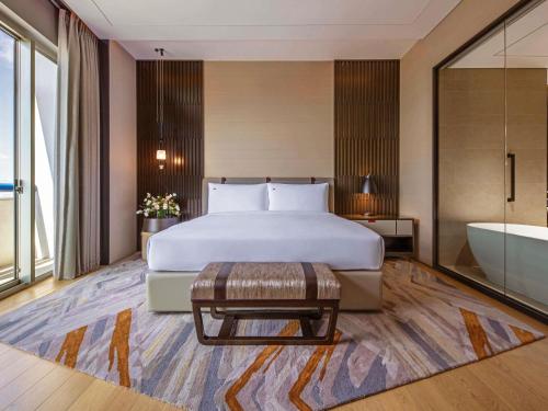 Suite Crest con cama extragrande, acceso al salón L65, 2 balcones y vistas panorámicas - Planta superior del hotel Swissotel The Stamford, Singapore