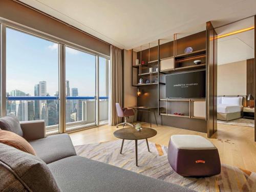 Suite Crest con cama extragrande, acceso al salón L65, 2 balcones y vistas panorámicas - Planta superior del hotel Swissotel The Stamford, Singapore. Foto 1
