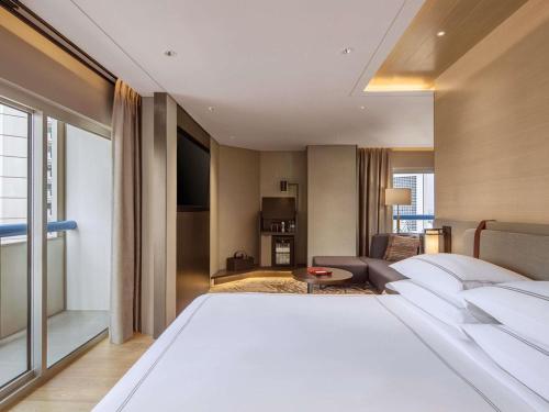 Suite Signature con cama extragrande, 2 balcones y vistas a la ciudad del hotel Swissotel The Stamford, Singapore. Foto 1