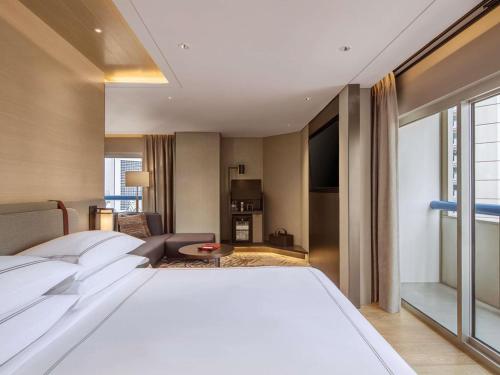 Suite Signature con cama extragrande, 2 balcones y vistas a la ciudad del hotel Swissotel The Stamford, Singapore. Foto 3
