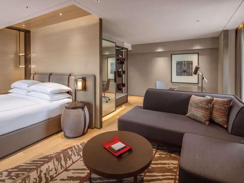 Suite Signature con cama extragrande, 2 balcones y vistas a la ciudad del hotel Swissotel The Stamford, Singapore. Foto 4