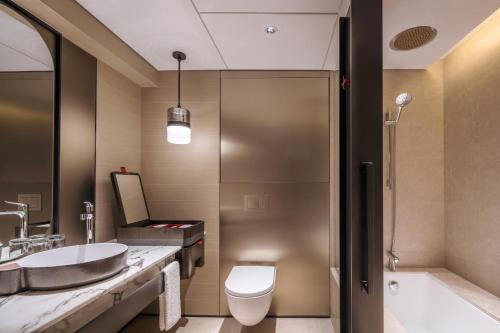 Suite Signature con cama extragrande, 2 balcones y vistas a la ciudad del hotel Swissotel The Stamford, Singapore. Foto 6