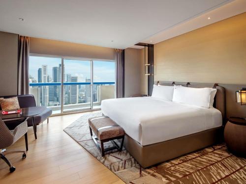 Alojamiento Swiss Marina Bay con cama extragrande, balcón y vistas a Marina Bay - Planta superior del hotel Swissotel The Stamford, Singapore. Foto 3