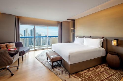 Alojamiento Swiss Marina Bay con cama extragrande, balcón y vistas a Marina Bay - Planta superior del hotel Swissotel The Stamford, Singapore. Foto 4