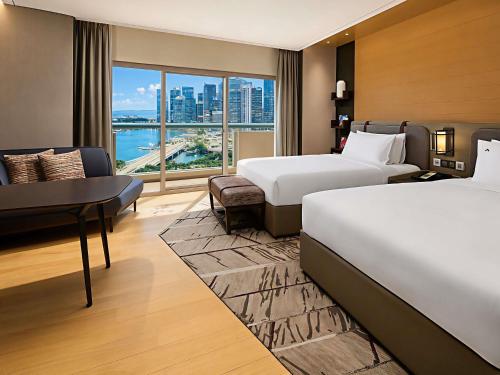 Alojamiento Swiss Marina Bay con 2 camas dobles, balcón y vistas a Marina Bay - Planta superior del hotel Swissotel The Stamford, Singapore. Foto 3