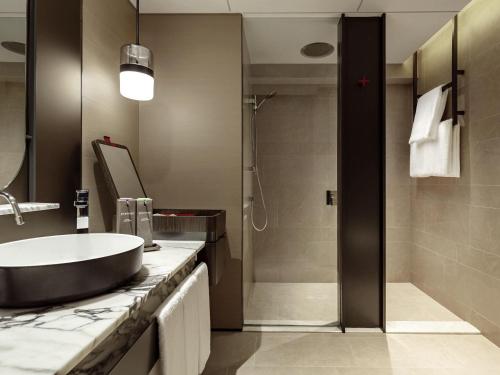 Alojamiento Premier con 2 camas dobles, balcón y vistas a la ciudad del hotel Swissotel The Stamford, Singapore. Foto 1