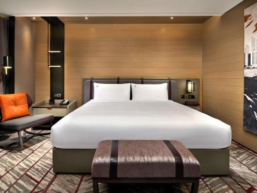 Alojamiento Premier con cama extragrande plus, balcón y vistas a la ciudad del hotel Swissotel The Stamford, Singapore. Foto 2