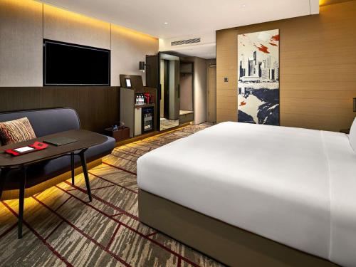 Alojamiento Premier con cama extragrande plus, balcón y vistas a la ciudad del hotel Swissotel The Stamford, Singapore. Foto 3
