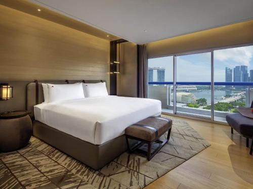 Alojamiento Premier Marina Bay con cama extragrande plus, balcón y vistas a Marina Bay del hotel Swissotel The Stamford, Singapore. Foto 2
