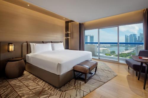 Alojamiento Premier Marina Bay con cama extragrande plus, balcón y vistas a Marina Bay del hotel Swissotel The Stamford, Singapore. Foto 5