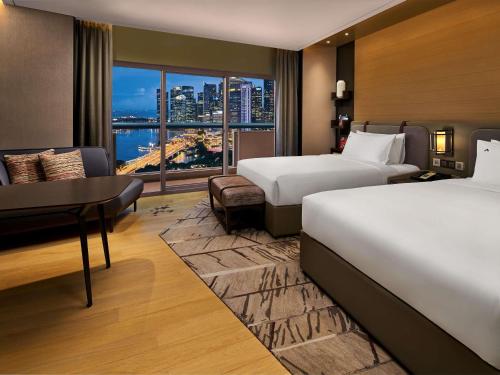 Alojamiento Premier Marina Bay con 2 camas dobles, balcón y vistas a Marina Bay del hotel Swissotel The Stamford, Singapore