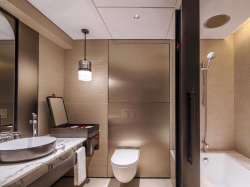 Alojamiento Executive Marina Bay con cama extragrande, acceso al salón L65, balcón y vistas a Marina Bay - Planta superior del hotel Swissotel The Stamford, Singapore