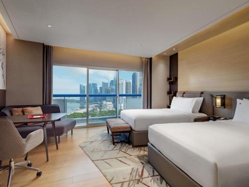 Alojamiento Executive Marina Bay con 2 camas dobles, acceso al salón L65, balcón y vistas a Marina Bay - Planta superior del hotel Swissotel The Stamford, Singapore. Foto 3
