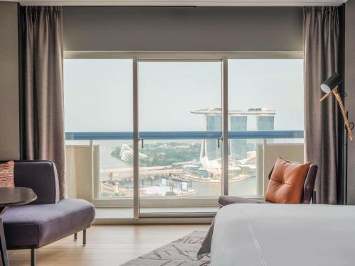 Swiss Prestige, 1 King, High Floor, Balcony, Marina Bay View del hotel Swissotel The Stamford, Singapore. Foto 2