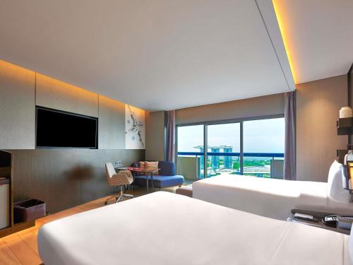 Swiss Prestige, Two Doubles, High Floor, Balcony, Marina Bay View del hotel Swissotel The Stamford, Singapore. Foto 2