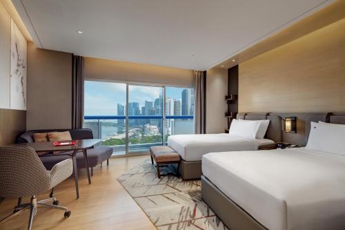 Swiss Prestige, Two Doubles, High Floor, Balcony, Marina Bay View del hotel Swissotel The Stamford, Singapore. Foto 6