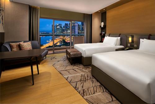 Premier Prestige, Two Doubles, Balcony, Marina Bay View del hotel Swissotel The Stamford, Singapore. Foto 5