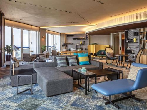 Crest King Suite with Marina Bay View, High Floor, Lounge Access and Two Balconies del hotel Swissotel The Stamford, Singapore. Foto 2