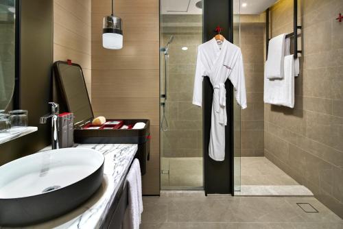Alojamiento Executive con cama extragrande, acceso al salón L65, balcón y vistas a la ciudad - Planta superior del hotel Swissotel The Stamford, Singapore. Foto 8