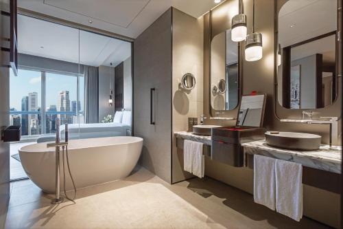 Suite Crest con cama extragrande, acceso al salón L65, 2 balcones y vistas panorámicas - Planta superior del hotel Swissotel The Stamford, Singapore. Foto 5