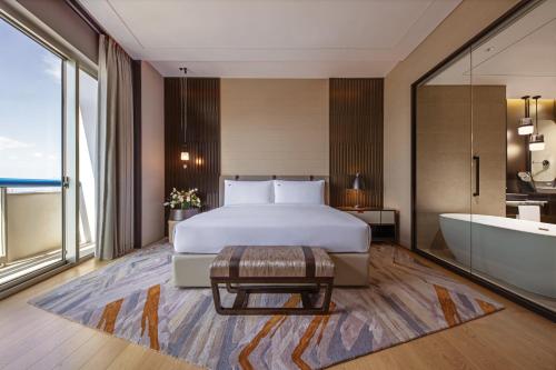 Suite Crest con cama extragrande, acceso al salón L65, 2 balcones y vistas panorámicas - Planta superior del hotel Swissotel The Stamford, Singapore. Foto 6